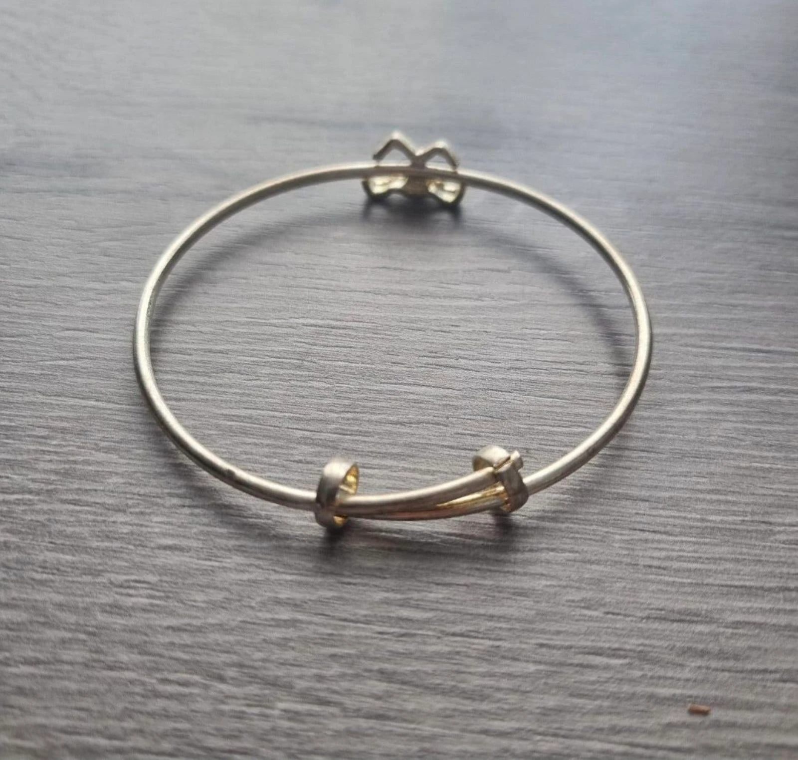 Bracelet bangle ajustable argenté avec nœud / détail bouton – photo 3
